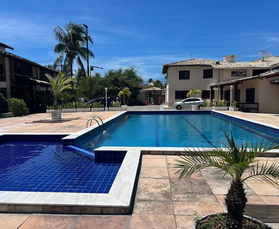 Piscina e casas do Condomínio Ouro Preto, em Taperapuã