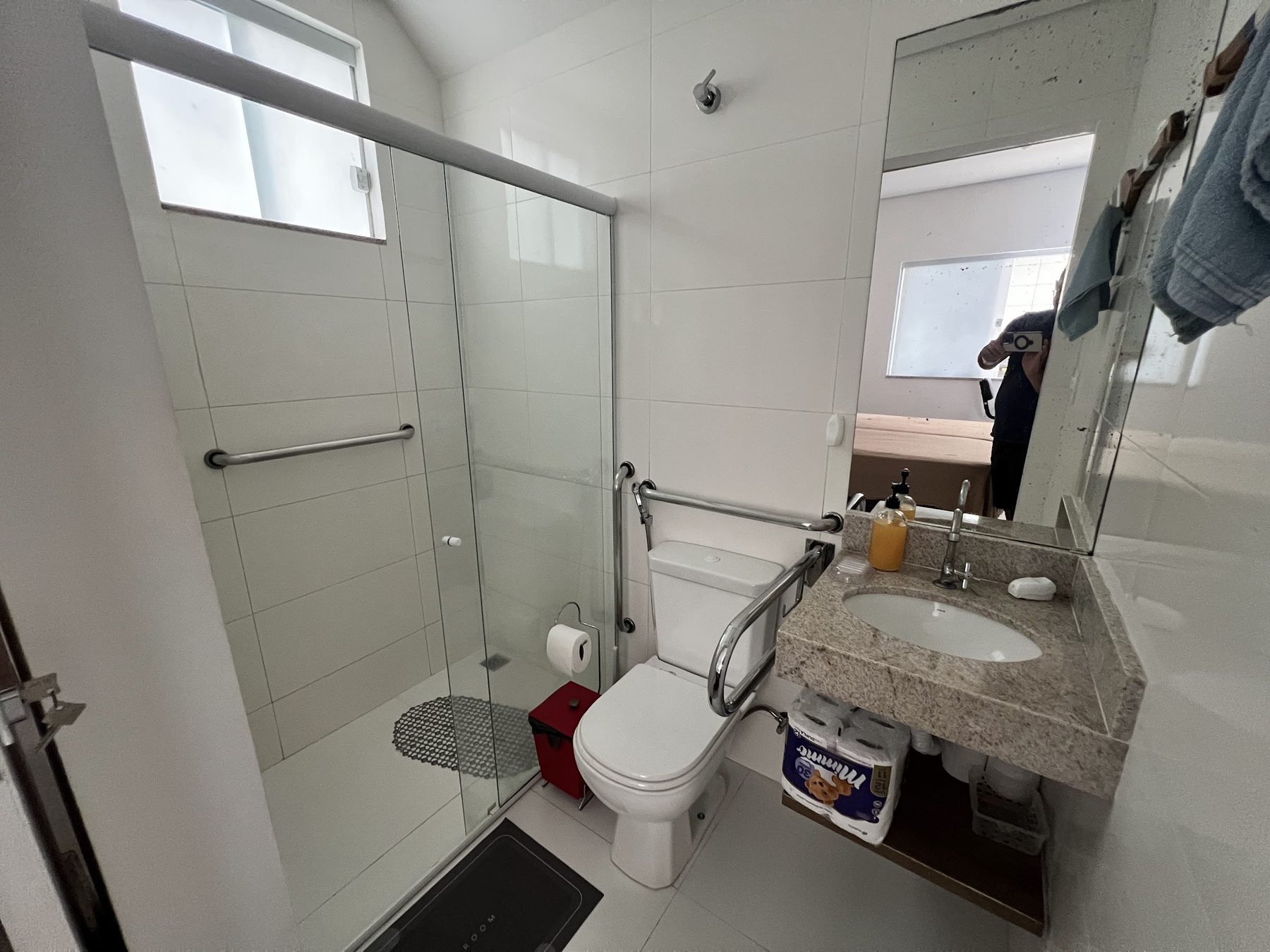 Banheiro de apartamento da Flor do Sol, com box de vidro