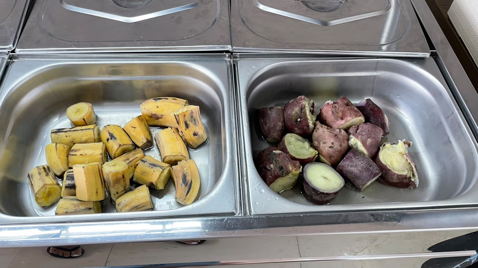 Buffet quente do café da manhã — serviço opcional, cobrado à parte