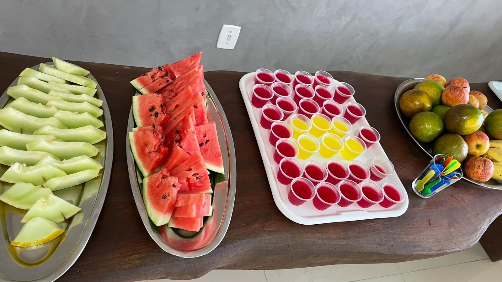 Travessas de melancia, melão e frutas da estação