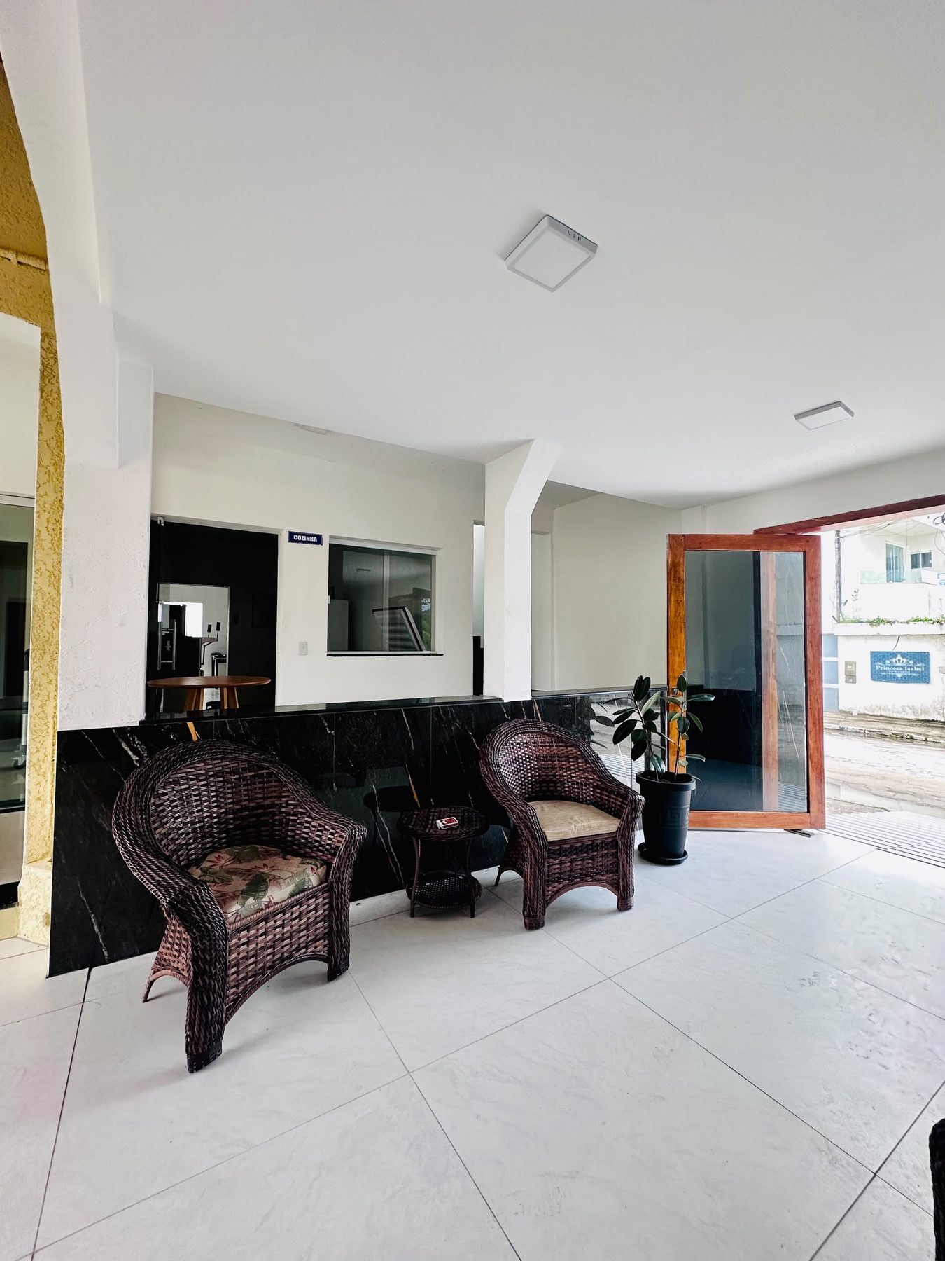 Sala de recepção com poltronas de vime