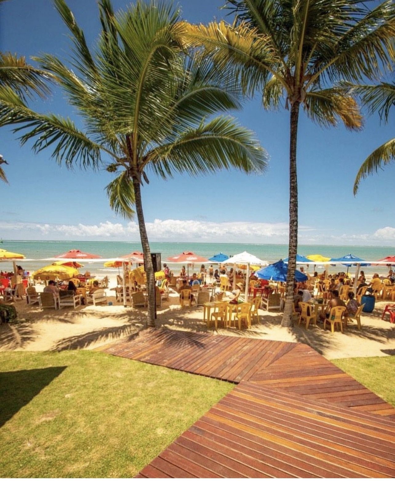 Praia de Coroa Vermelha com coqueiros, deck de madeira e quiosques, a 300 metros do residencial