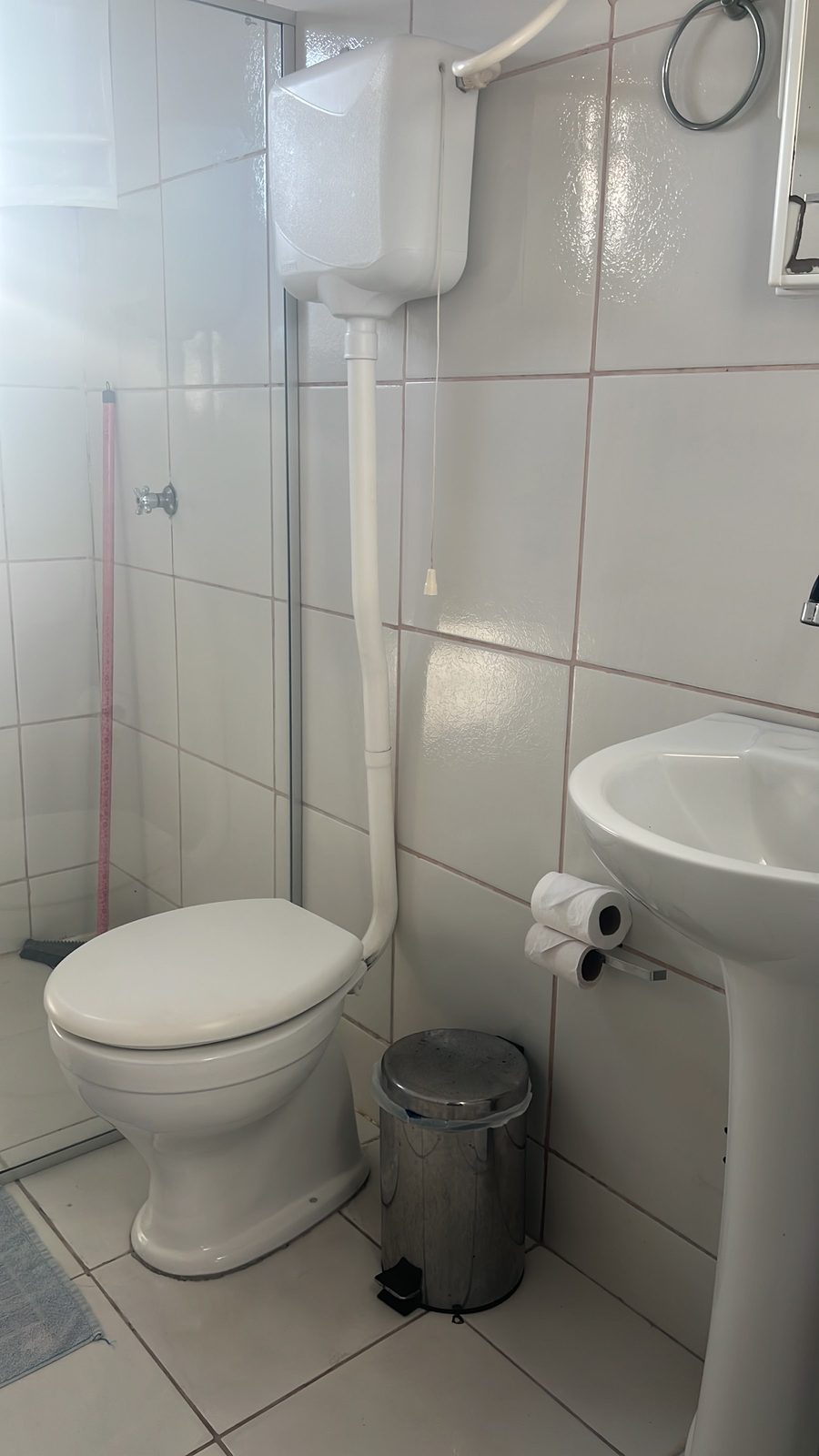 Banheiro da suíte 7, com box de vidro e bancada