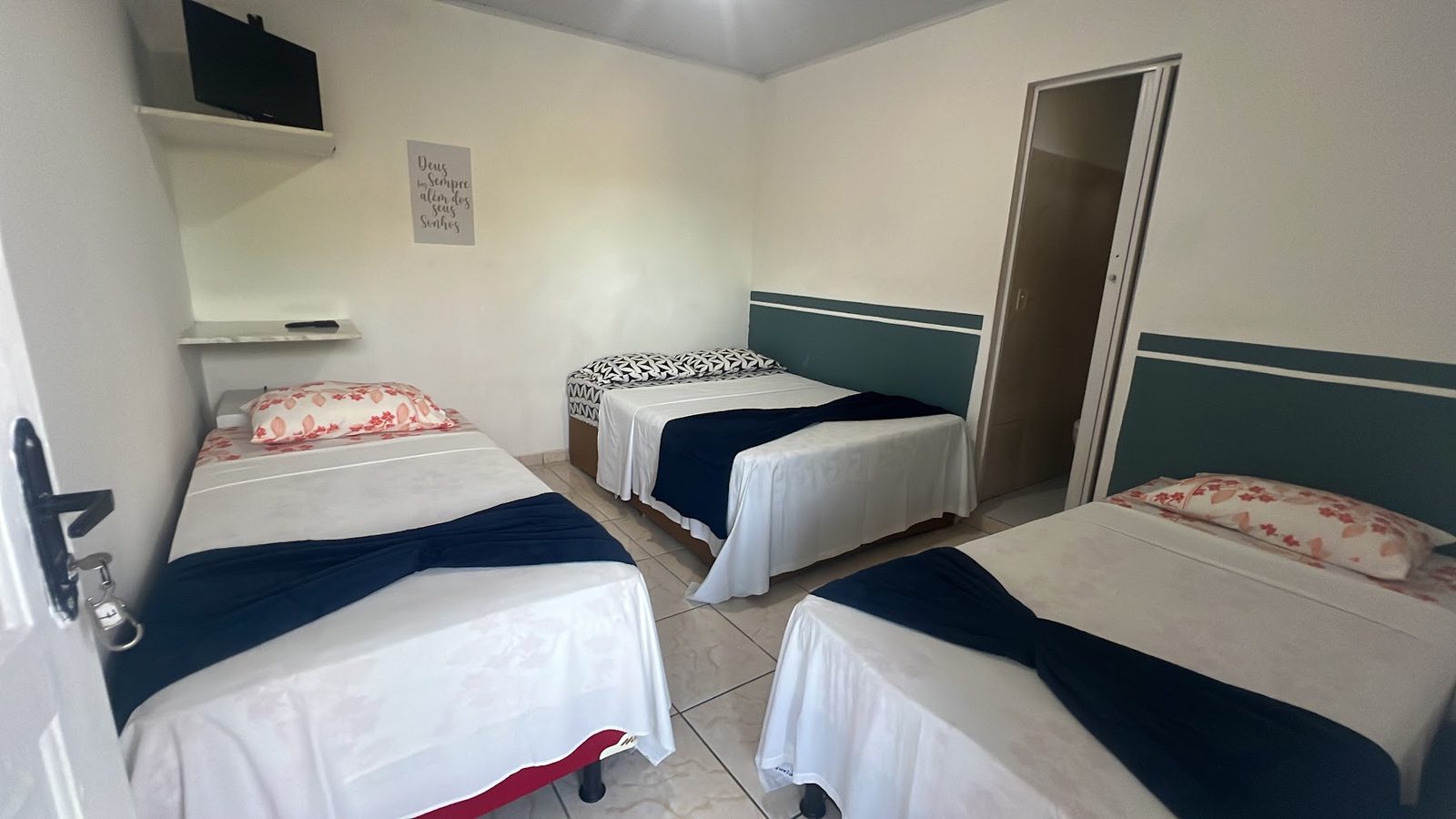 Suíte 7 com camas de solteiro e cama de casal, montada para grupo