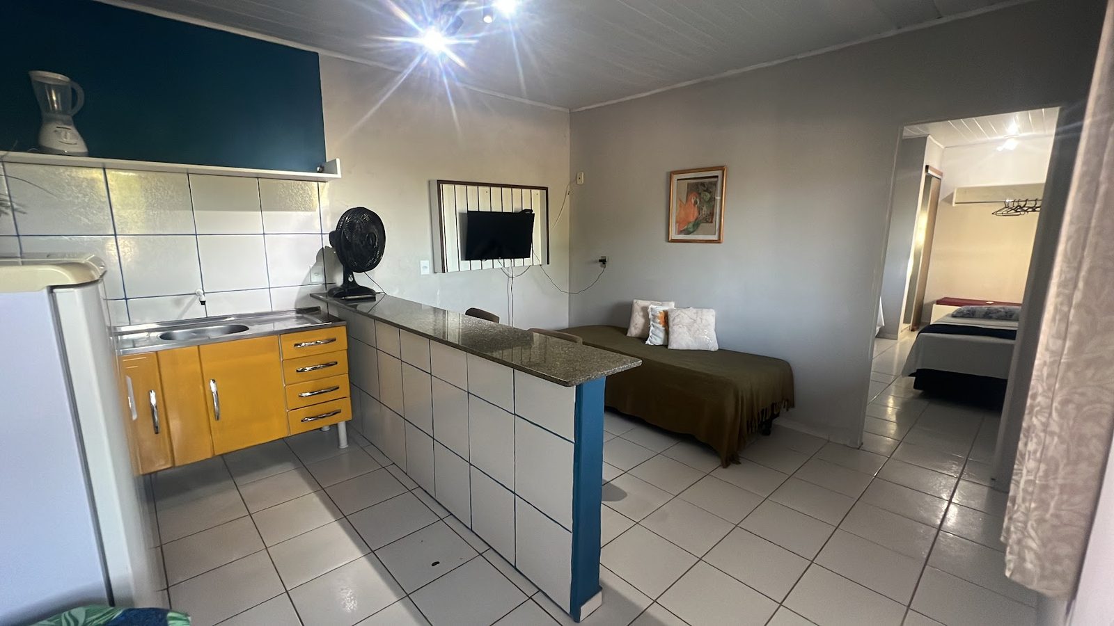 Unidade 10: quarto amplo com cozinha própria ao fundo