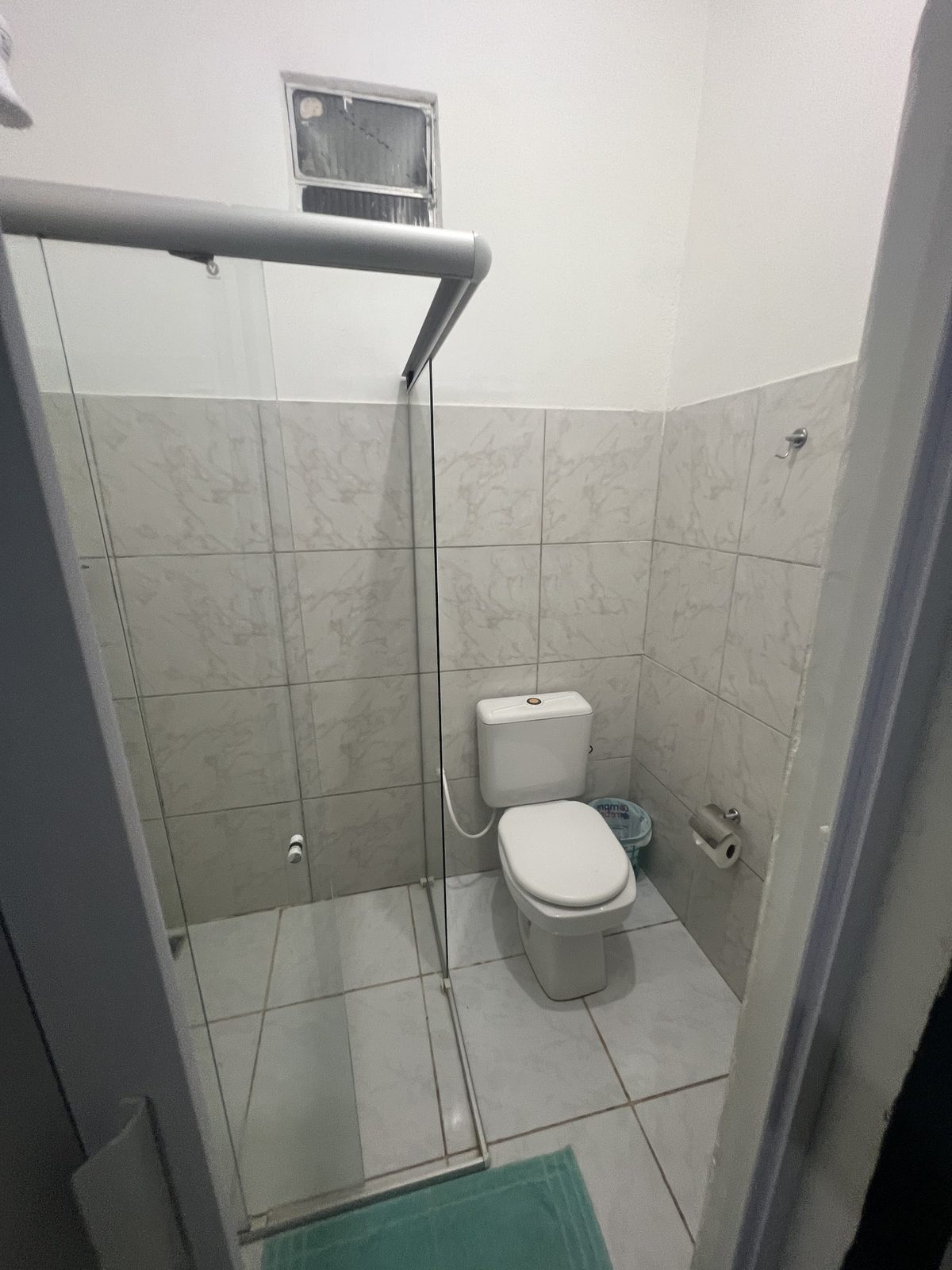 Banheiro da suíte 11, com box de vidro e piso claro