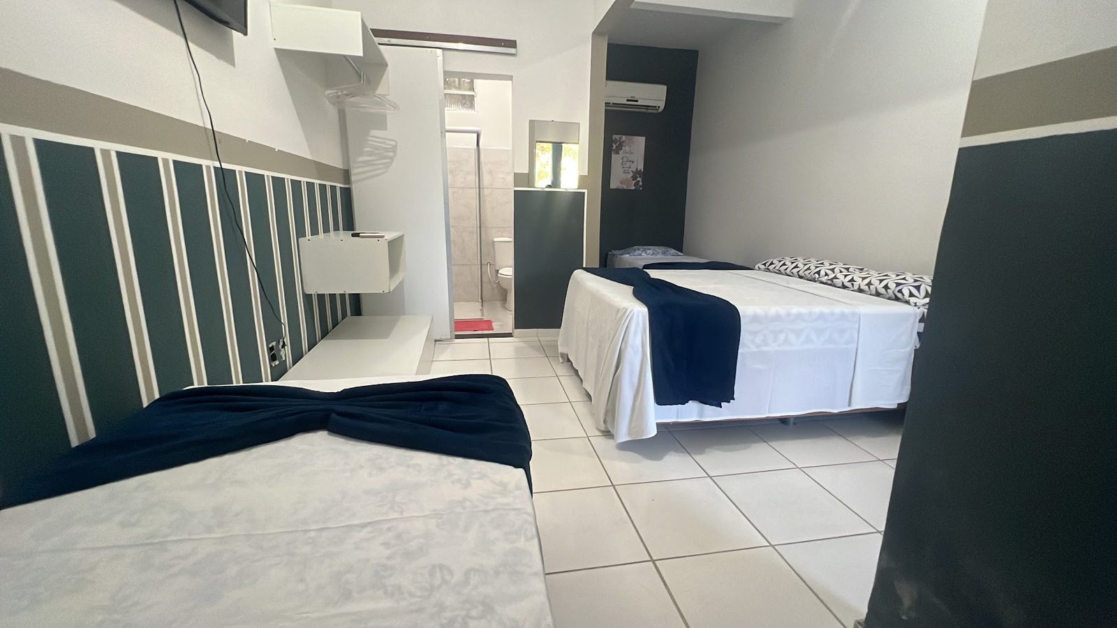 Suíte 12 com cama de casal e cama de solteiro, montada para família
