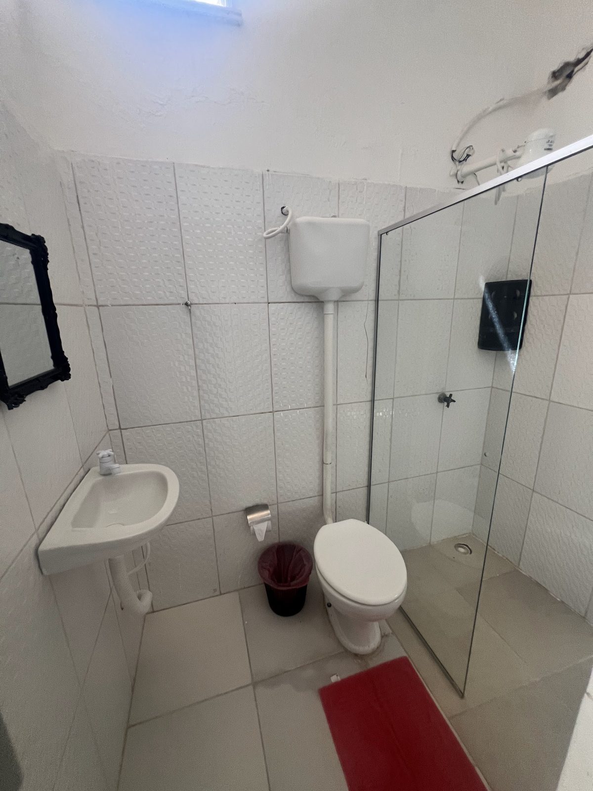 Banheiro da suíte 13, com box de vidro e bancada