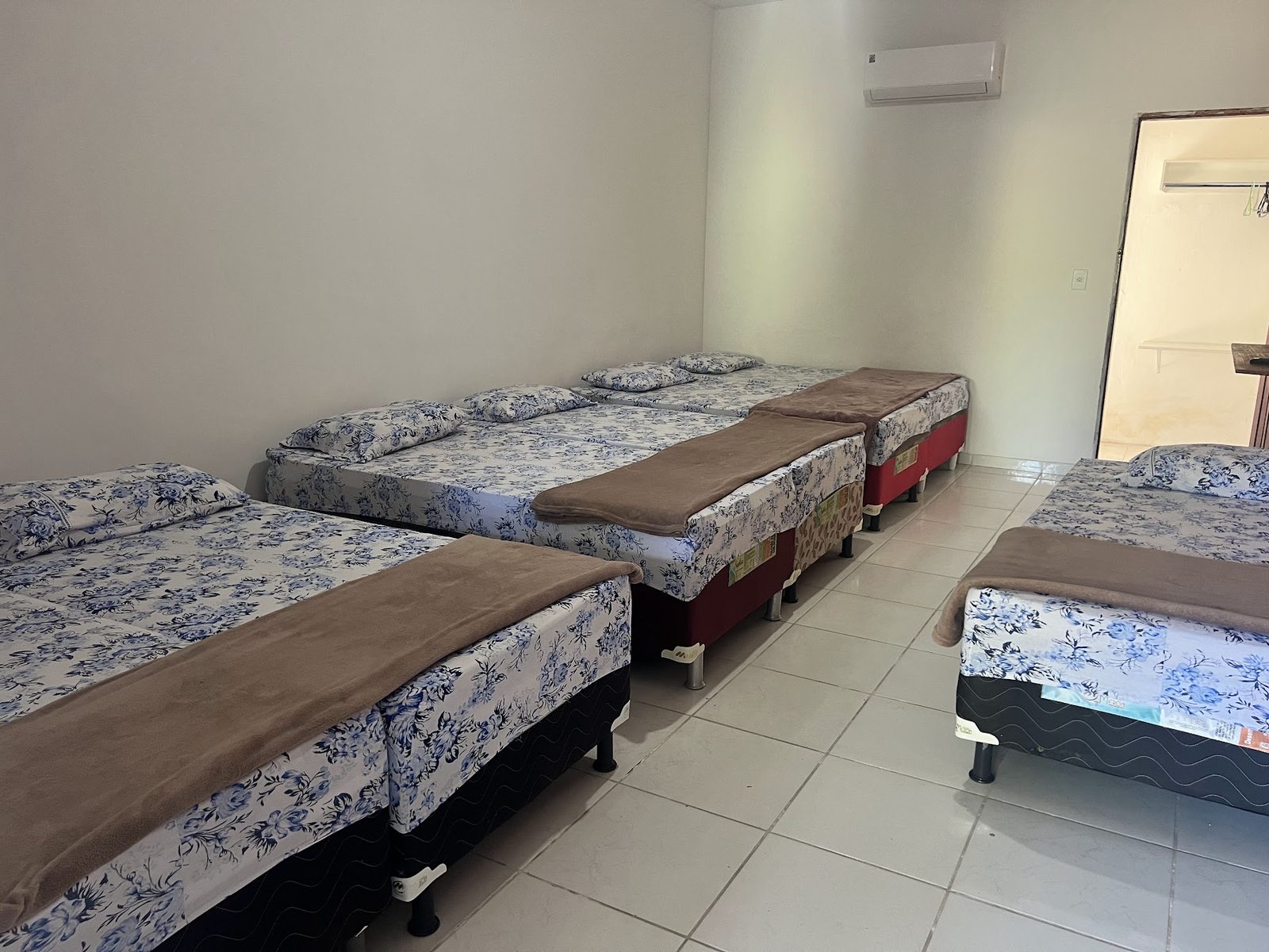 Suíte 13: três camas de casal juntas e uma de solteiro, para grupos maiores